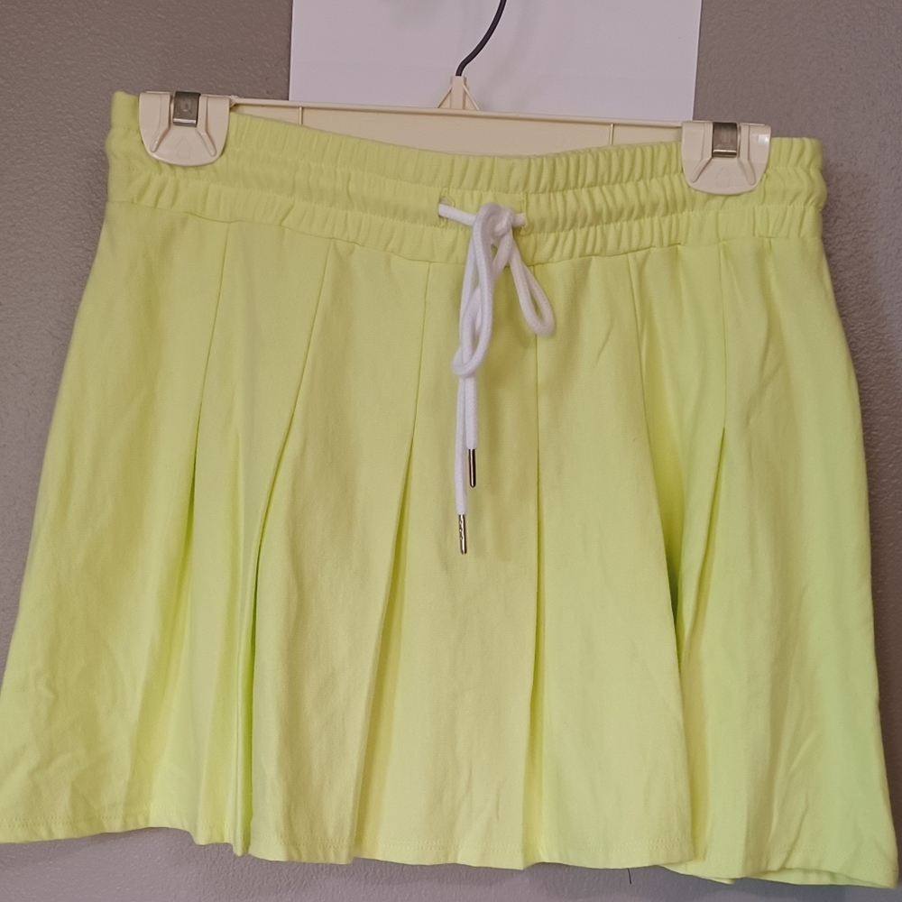 Pleaded New neon yellow skirt with elastic and drawstring no pockets